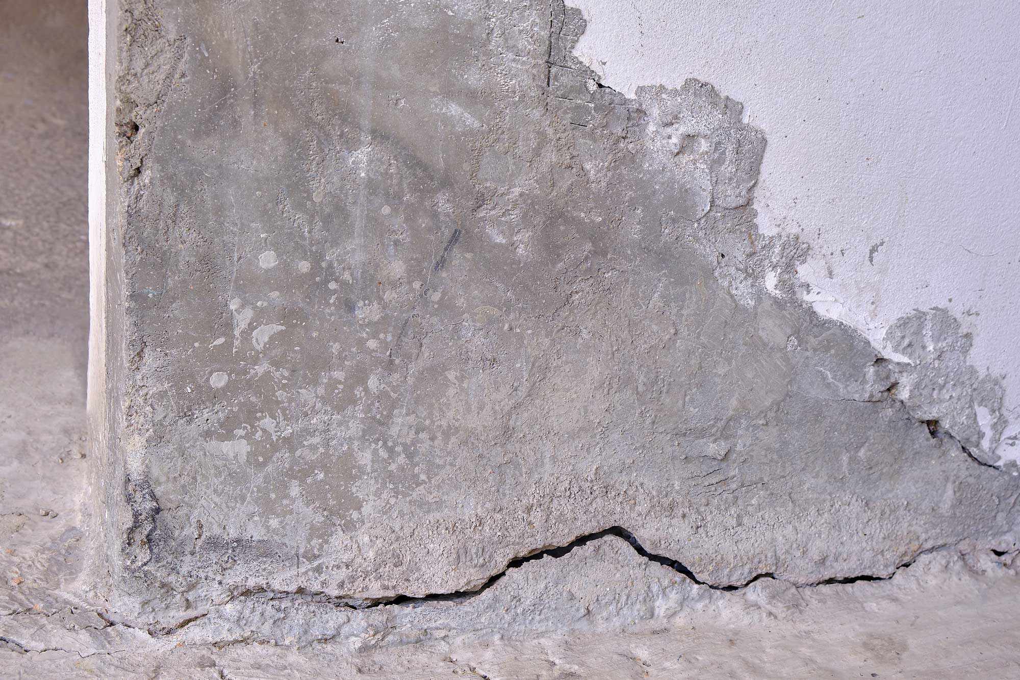 Cracked-concrete-walls