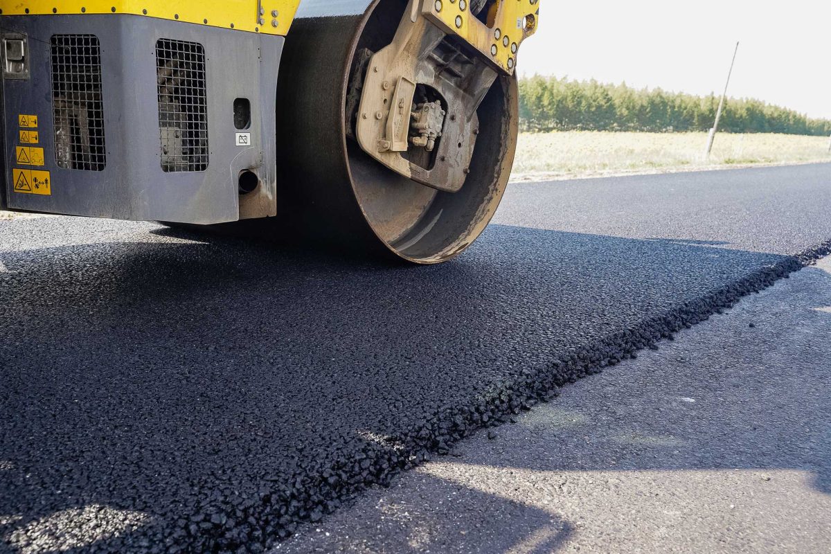 Road-equipment-lays-asphalt